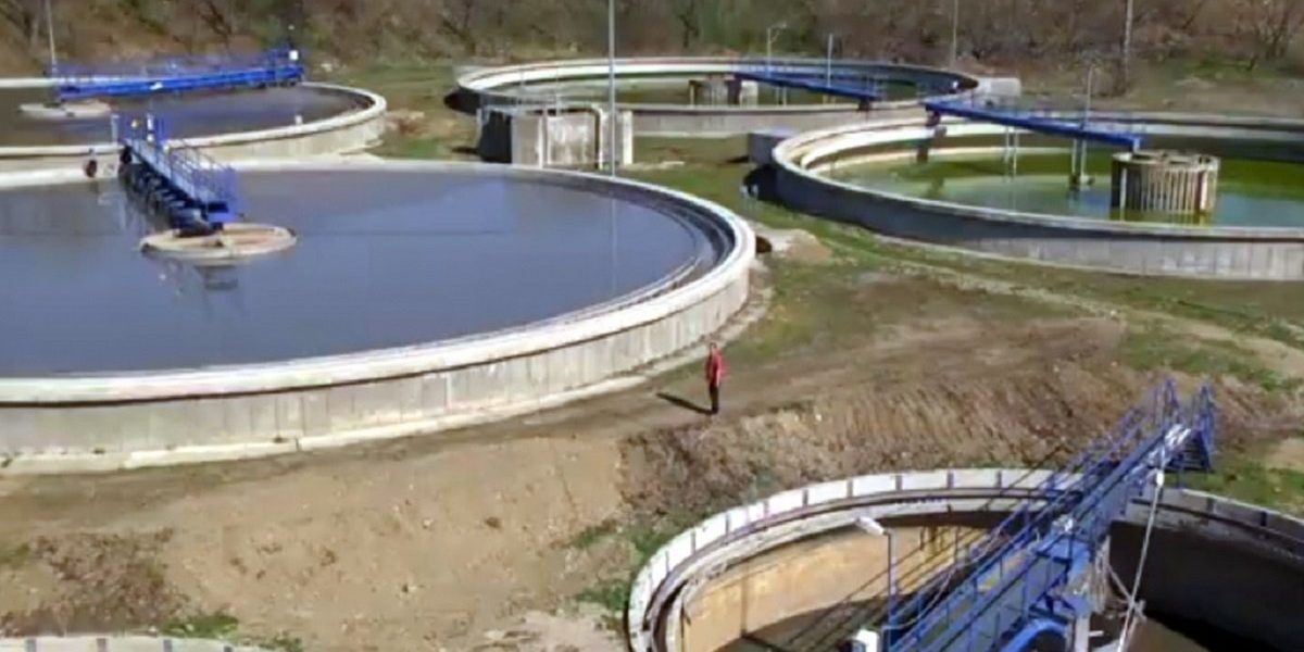 Stația veche de epurare a Ploieștiului, un pericol financiar pentru oraș, a acumulat datorii uriașe din cauza lipsei de autorizare Stația veche de epurare a orașului Ploiești, construcție din perioada comunistă, între anii 1965 și 1970, se află într-un adevărat impas financiar și administrativ
