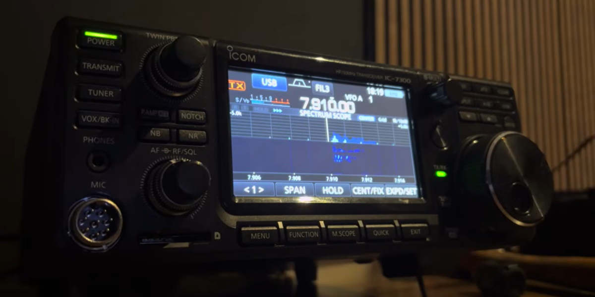 Radioamatorii din România și din lume urmăresc misterele stațiilor de numere cu mesaje codate de la bazele militare din Europa Revelațiile despre stațiile de numere care emit mesaje în limba persană și sunt suspectate că ar fi folosite pentru comunicare secretă au agitat recent comunitățile de radioamatori