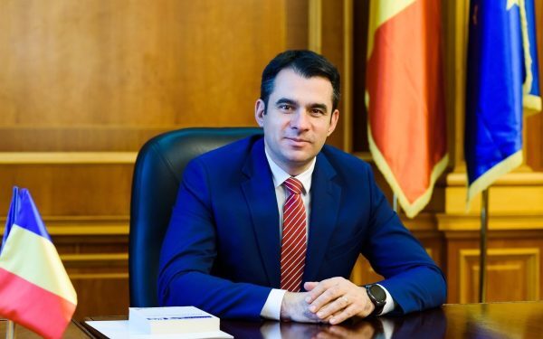 Criza bugetară din coaliție: șanse pentru un acord la orizont, în timp ce tensiunile dintre partide persistă Liderii coaliției de guvernare par să fie mai optimiști în privința închegării unui compromis pentru bugetul de stat pe anul 2026, după săptămâni în care negocierile au fost marcate de tensiuni și reproșuri reciproce