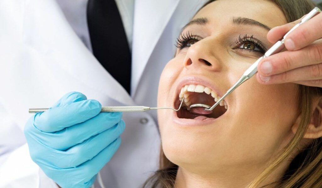 Puține lucruri sunt mai revelatoare despre starea de sănătate orală a unei populații decât frecvența cu care aceasta consultă medicul stomatolog
