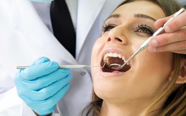 Puține lucruri sunt mai revelatoare despre starea de sănătate orală a unei populații decât frecvența cu care aceasta consultă medicul stomatolog