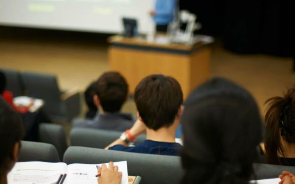 Elevii vrânceni blocați în Dubai, autoritățile locale anunță absențe motivate Situație extrem de tensionată pentru un grup de 28 de elevi din județul Vrancea, rămași blocați în Dubai din cauza închiderii complete a spațiului aerian de către autoritățile din Emiratele Arabe Unite