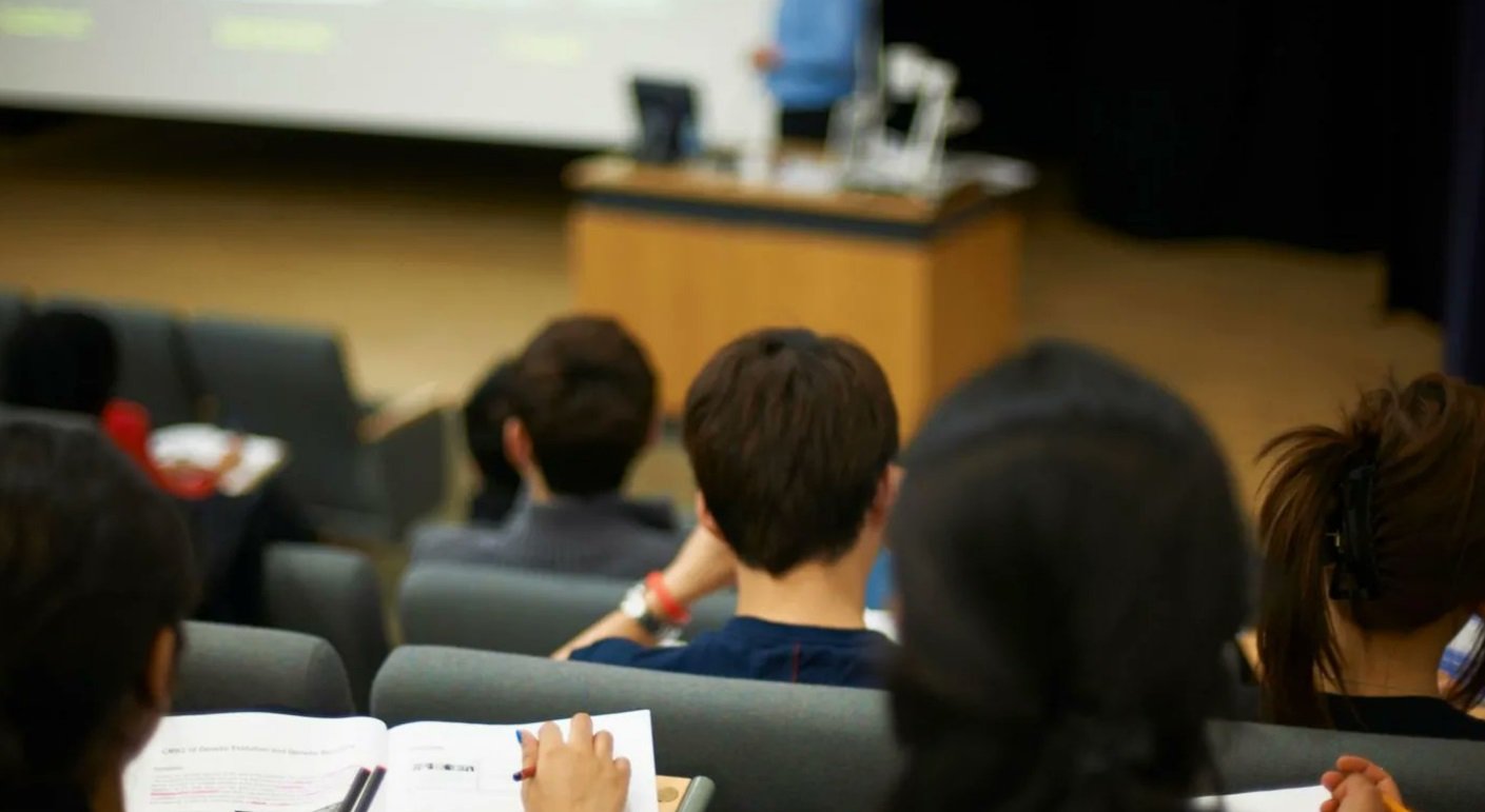 Elevii vrânceni blocați în Dubai, autoritățile locale anunță absențe motivate Situație extrem de tensionată pentru un grup de 28 de elevi din județul Vrancea, rămași blocați în Dubai din cauza închiderii complete a spațiului aerian de către autoritățile din Emiratele Arabe Unite