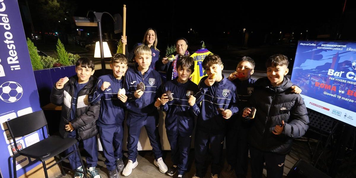 Focul de artificii al emoțiilor a aprins seara de sâmbătă la Roma, acolo unde suporterii oaspeți din Bologna s-au reunit în prealabil pentru a-și susține echipa înaintea crucialului meci de pe stadionul Olimpico