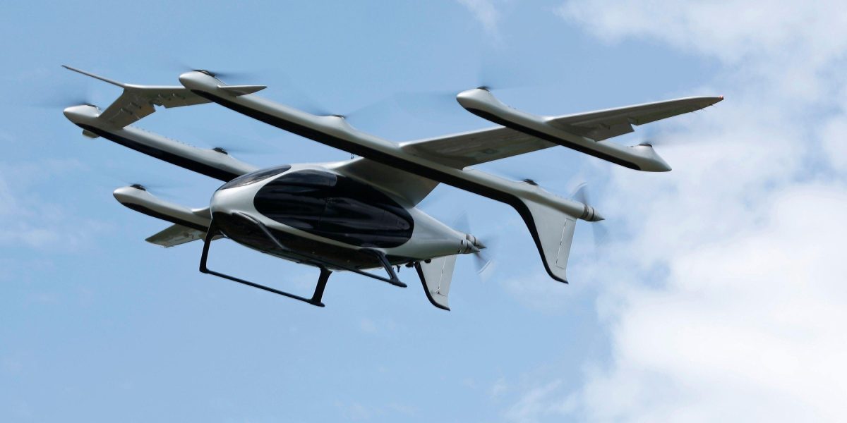 Un vehicul aerian de dimensiuni considerabile, proiectat pentru a transporta până la 10 pasageri, a reușit recent să înregistreze un zbor test de succes în China, marcând un pas important în domeniul tehnologiei taxiurilor zburătoare