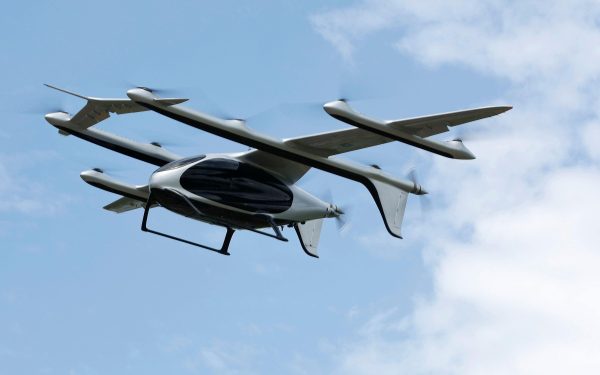 Un vehicul aerian de dimensiuni considerabile, proiectat pentru a transporta până la 10 pasageri, a reușit recent să înregistreze un zbor test de succes în China, marcând un pas important în domeniul tehnologiei taxiurilor zburătoare