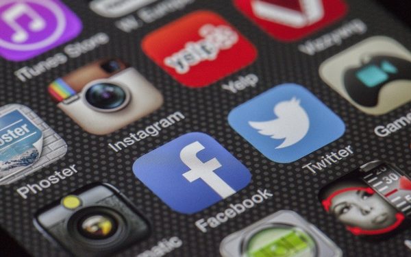 Viziunea digitală: tinerii și adolescentii, între dependență și realitatea virtuală Lumea digitală a devenit, de fapt, o componentă integrată a vieții cotidiene, mai ales pentru tineri