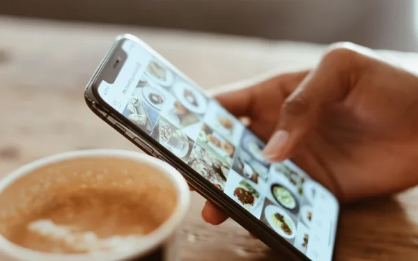 Facebook colectează o cantitate impresionantă de informații despre utilizatori, iar acest fapt a devenit subiectul unui videoclip viral care explică clar și detaliat „ce.” Cu fiecare click, like sau share, rețeaua socială adună date despre interese, comportamente, poziție geografică și chiar activitatea zilnică