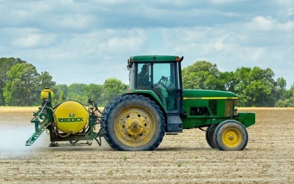 Creșterea prețurilor la carburanți riscă să dea peste cap agricultura românească în plină campanie de primăvară Agricultura românească, una dintre cele mai importante ramuri economice ale țării, se confruntă în aceste zile cu un nou val de dificultăți generate de scumpirea carburantilor