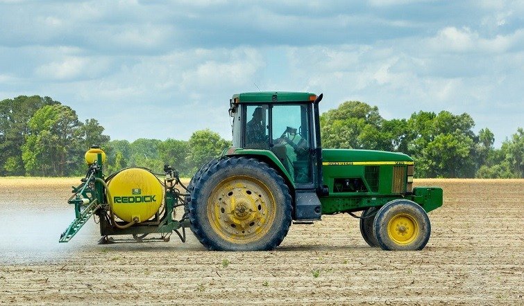 Creșterea prețurilor la carburanți riscă să dea peste cap agricultura românească în plină campanie de primăvară Agricultura românească, una dintre cele mai importante ramuri economice ale țării, se confruntă în aceste zile cu un nou val de dificultăți generate de scumpirea carburantilor
