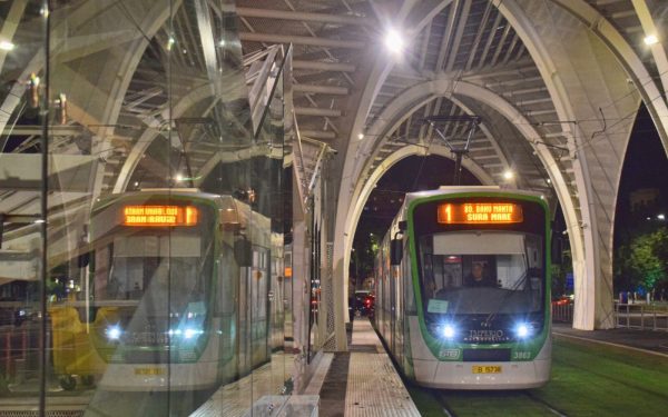 Primăria Sectorului 4 anunță măsuri de sprijin pentru cetățeni în plină criză a prețurilor la carburanți și transport Primăria Sectorului 4 a decis să extindă pachetul de măsuri sociale menite să ușureze povara financiară a locuitorilor, în condițiile în care prețurile carburanților au atins niveluri without precedent, afectând bugetele familiilor și costurile de deplasare