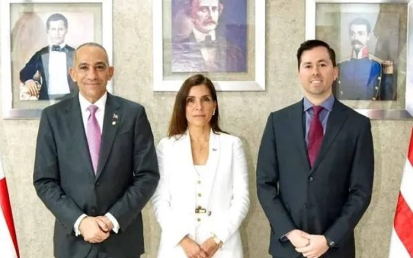 Reapertura oficială a oficiului DEA în Republica Dominicană și numirea unui agent special interimar Santo Domingo, 24 martie 2023 — Administrația pentru Controlul Drogurilor din Statele Unite (DEA) a anunțat oficial reluarea activităților sale în Republica Dominicană, odată cu numirea lui Richard Cernuda în poziția de agent special interimar responsabil pentru gestionarea oficiului din țară