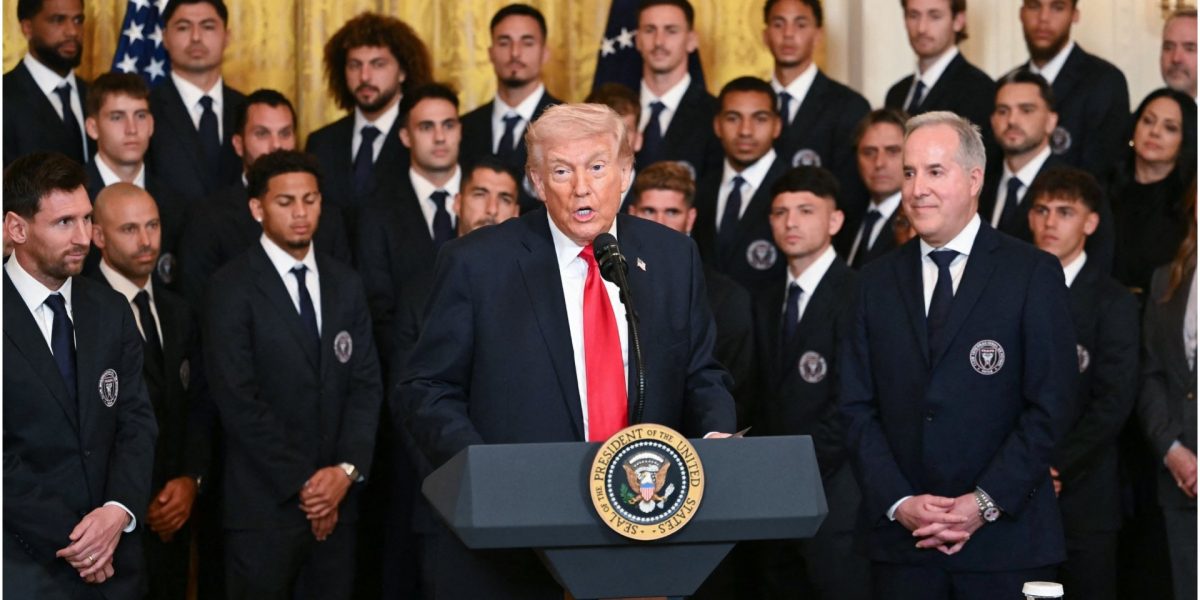 Lionel Messi și echipa Inter Miami, primiți la Casa Albă de Donald Trump pentru a sărbători câștigarea MLS 2025 O vizită de excepție a avut loc recent la Washington, unde echipa americană Inter Miami, campioana MLS din sezonul trecut, a fost oficial primită la Casa Albă de fostul președinte Donald Trump