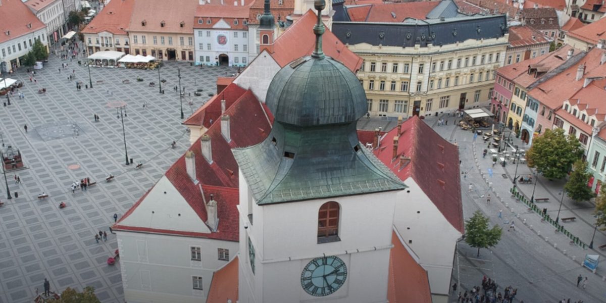 Turnul Sfatului din Sibiu păstrează secretul unei capsule a timpului din 1826 În inima orașului Sibiu, emblematicul Turn al Sfatului nu reprezintă doar un monument istoric, ci și un martor tăcut al trecutului său îndelungat