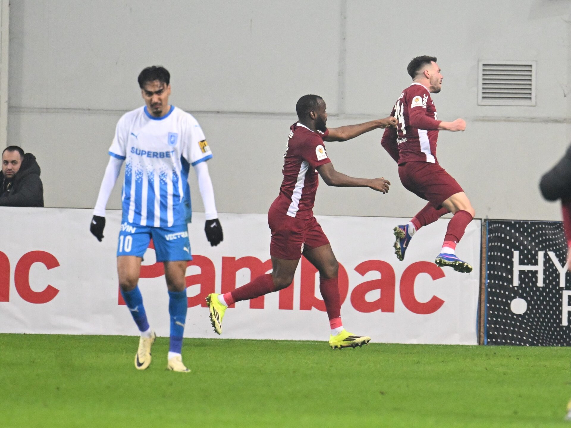Universitatea Craiova eliminate în prelungiri într-un meci spectaculos contra CFR Cluj Visul CFR Cluj de a-și câștiga un nou trofeu în Cupa României a fost zanțat în cadrul unui meci dramatic disputat pe terenul Universității Craiova