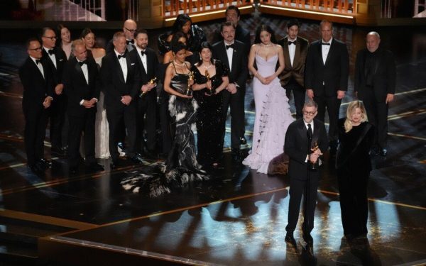 După ceremonie, vedetele și invitații de seamă au fost poftite la celebra petrecere de după Oscar, gazduită în prestigiosul Ray Dolby Ballroom, situat pe acoperișul unui complex comercial din Hollywood
