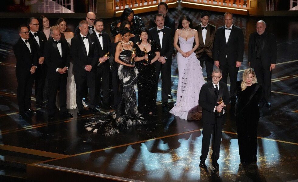 După ceremonie, vedetele și invitații de seamă au fost poftite la celebra petrecere de după Oscar, gazduită în prestigiosul Ray Dolby Ballroom, situat pe acoperișul unui complex comercial din Hollywood