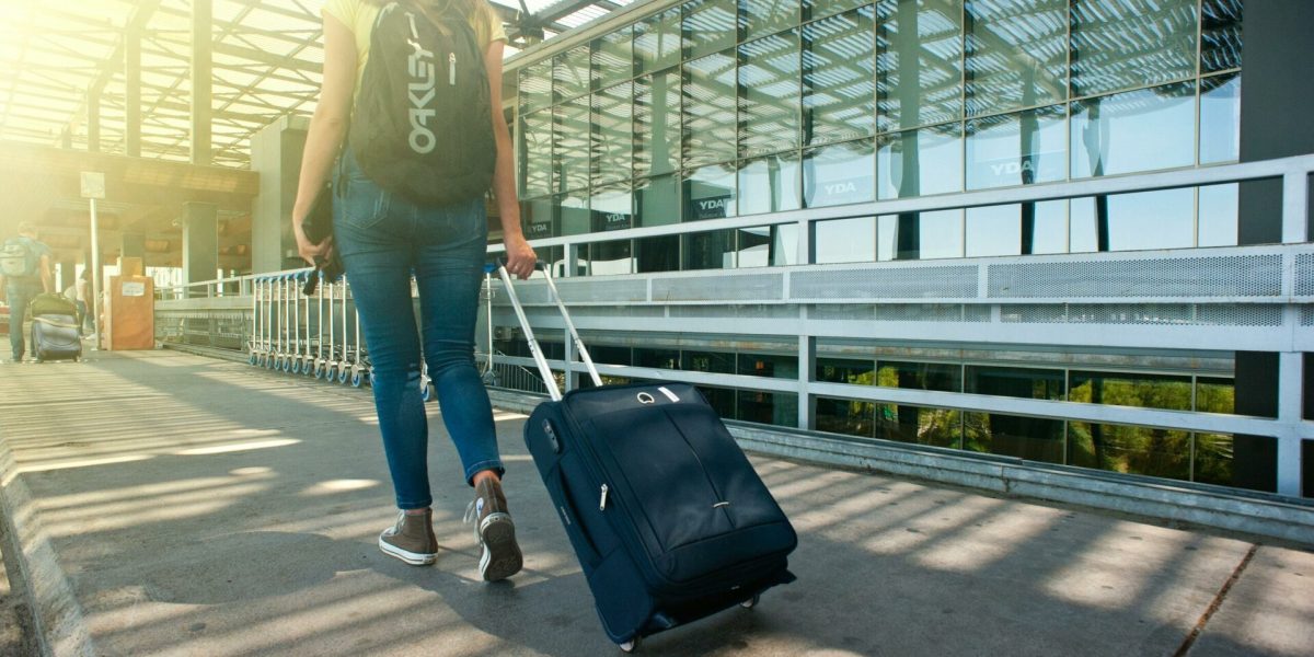 Parlamentul European a aprobat joi, cu o majoritate largă, noile norme revizuite pentru pachetele de servicii de călătorie, o măsură menită să întărească protecția turiștilor într-un context marcat de incertitudine și de instabilitate în sectorul turistic