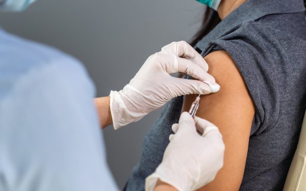 Vaccinarea copiilor: o armă esențială împotriva bolilor grave și a efectelor devastatoare ale acestora Campania națională „Copil vaccinat = copil protejat” revine în prim-plan, având ca scop principal sensibilizarea și informarea părinților asupra importanței imunizării, într-un context în care acoperirea vaccinală în România continuă să fie sub nivelul recomandat pentru prevenirea răspândirii bolilor contagioase grave