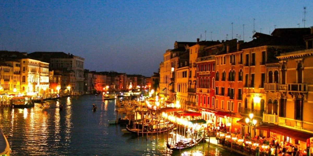 Uniunea Europeană avertizează asupra consecințelor pentru Bienala de la Veneția în cazul menținerii participării Rusiei Premieră în lumea artei și a politicii internaționale: Uniunea Europeană a atras atenția autorităților organizatoare ale Bienalei de la Veneția asupra posibilelor măsuri punitive, dacă acestea decid să permită din nou Rusiei să participe la prestigioasa expoziție de artă contemporană