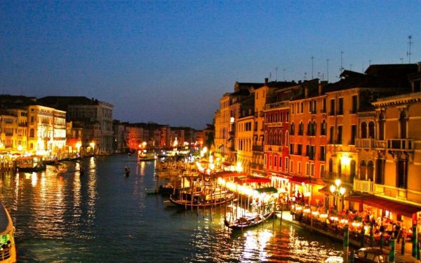 Uniunea Europeană avertizează asupra consecințelor pentru Bienala de la Veneția în cazul menținerii participării Rusiei Premieră în lumea artei și a politicii internaționale: Uniunea Europeană a atras atenția autorităților organizatoare ale Bienalei de la Veneția asupra posibilelor măsuri punitive, dacă acestea decid să permită din nou Rusiei să participe la prestigioasa expoziție de artă contemporană