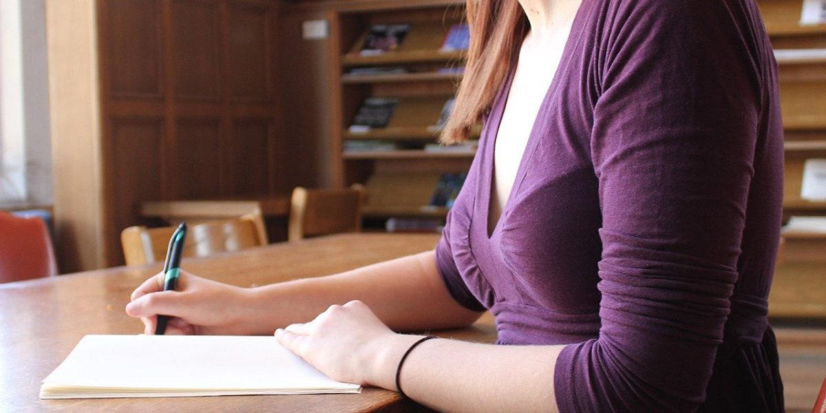 O tânără studentă la Universitatea de Medicină și Farmacie din Iași refuză să părăsească apartamentul închiriat după expirarea contractului, în ciuda presiunilor și intervențiilor legale