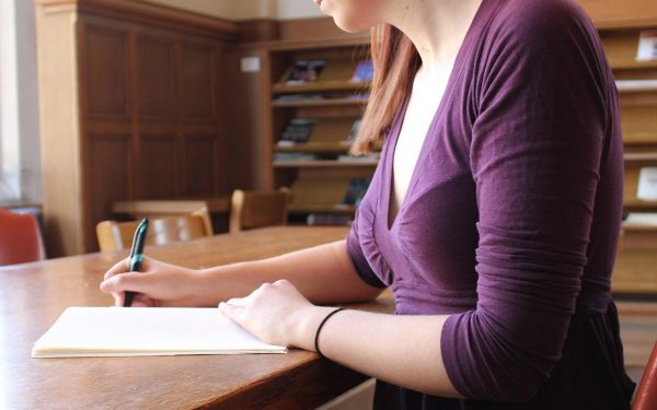 O tânără studentă la Universitatea de Medicină și Farmacie din Iași refuză să părăsească apartamentul închiriat după expirarea contractului, în ciuda presiunilor și intervențiilor legale