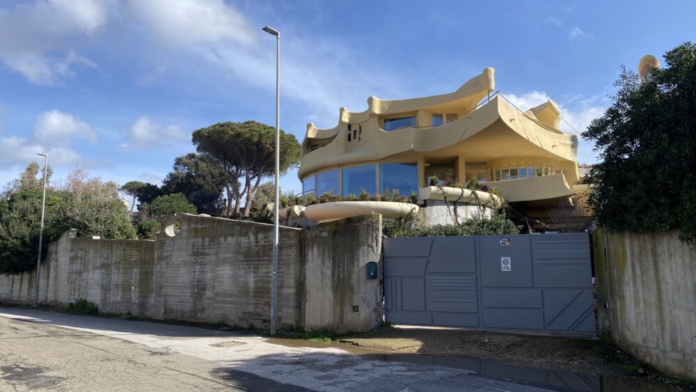 Părinții primarului Robert Negoiță, achiziții spectaculoase în Italia, în timp ce infrastructura din Sectorul 3 se confruntă cu probleme Într-un scandal în plină ascensiune, descoperim că Ilie și Lidia Negoiță, părinții primarului Sectorului 3 din București, au cumpărat două proprietăți de lux în Italia, în orașul Civitavecchia, la doar o oră de Roma