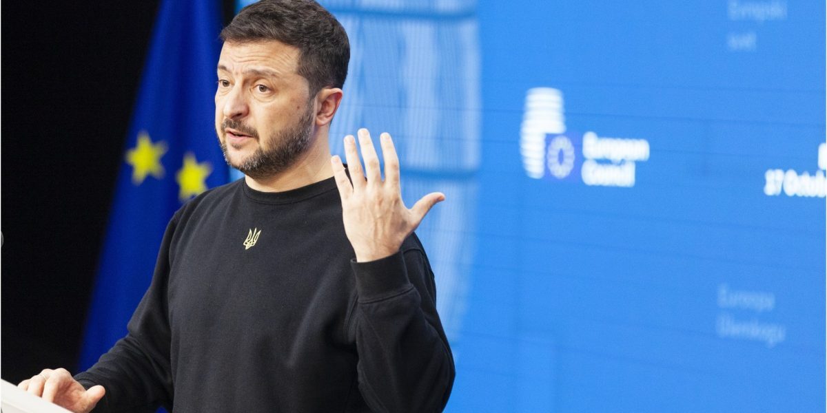 Președintele Ucrainei, Volodimir Zelenski, efectuează a doua sa vizită oficială în România, demonstrând angajamentul Kievului față de parteneriatul strategic cu Bucureștiul în contextul actualelor provocări regionale Președintele Ucrainei, Volodimir Zelenski, a sosit joi în România pentru o vizită oficială, prima de la începutul anului 2023