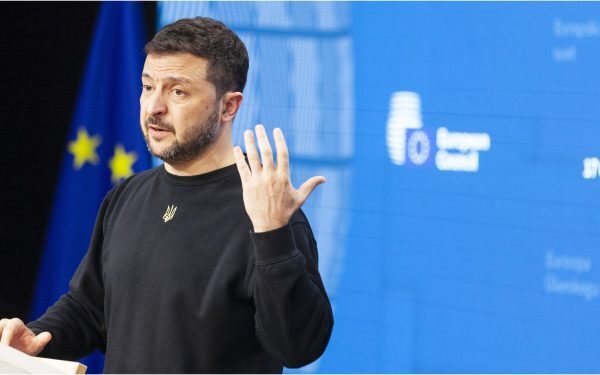 Președintele Ucrainei, Volodimir Zelenski, efectuează a doua sa vizită oficială în România, demonstrând angajamentul Kievului față de parteneriatul strategic cu Bucureștiul în contextul actualelor provocări regionale Președintele Ucrainei, Volodimir Zelenski, a sosit joi în România pentru o vizită oficială, prima de la începutul anului 2023