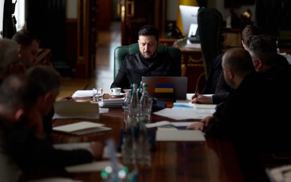 Președintele Ucrainei, Volodimir Zelenski, a lansat o propunere neașteptată aliaților Statelor Unite din Orientul Mijlociu, sugerând o schimbare strategică în ajutorul militar destinat Kievului