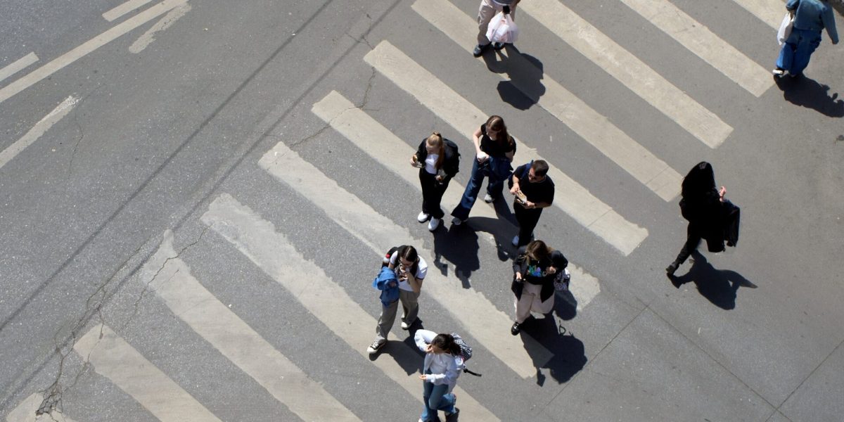 Cum ne afectează tăcerea și frica de conversație în societatea modernă Într-o zi obișnuită, două revolte aparent minore – unele petrecute în contexte complet diferite — evidențiază schimbări profunde în modul în care ne relaționăm