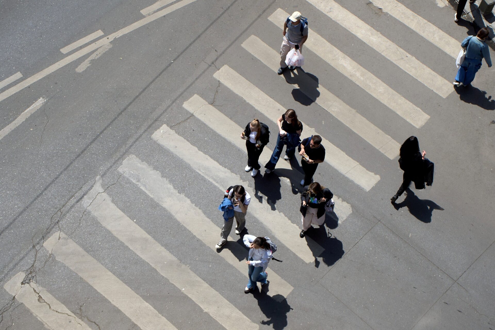 Cum ne afectează tăcerea și frica de conversație în societatea modernă Într-o zi obișnuită, două revolte aparent minore – unele petrecute în contexte complet diferite — evidențiază schimbări profunde în modul în care ne relaționăm