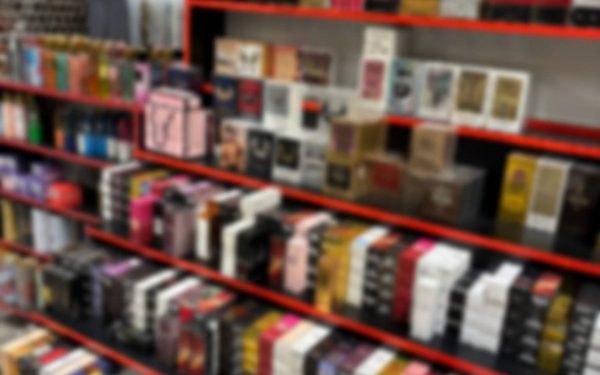 Campanie de amploare împotriva contrafacerii: percheziții în București și Ilfov în dosarul falsurilor de branduri O operațiune de amploare desfășurată în surdină, luni, a avut ca scop destructurarea unei rețele specializate în comercializarea de produse contrafăcute