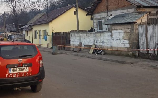 Alunecare de teren la Slatina: șapte case afectate și evacuări de urgență după intervenții ilegale pe Dealul Grădiște Dimineața zilei de miercuri a fost marcată de o situație de criză în orașul Slatina, după ce o alunecare de teren izbucnită pe Dealul Grădiște a pus în pericol mai multe locuințe și a condus la evacuarea temporară a aproximativ 25 de persoane