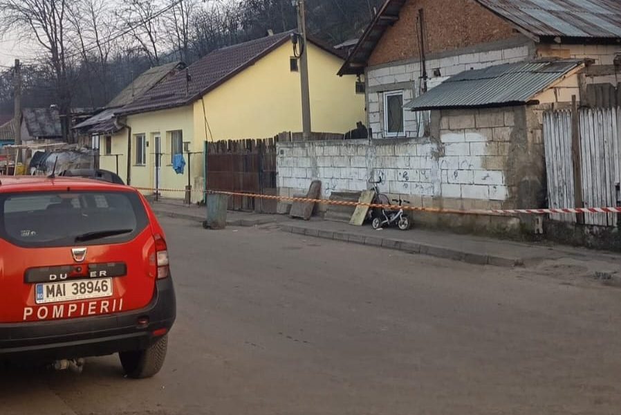 Alunecare de teren la Slatina: șapte case afectate și evacuări de urgență după intervenții ilegale pe Dealul Grădiște Dimineața zilei de miercuri a fost marcată de o situație de criză în orașul Slatina, după ce o alunecare de teren izbucnită pe Dealul Grădiște a pus în pericol mai multe locuințe și a condus la evacuarea temporară a aproximativ 25 de persoane