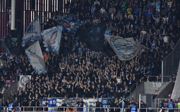 Universitatea Craiova își păstrează titlul de lider în SuperLiga României, confirmând o performanță consistentă în sezonul regulat, în timp ce lupta pentru pozițiile secundare devine tot mai intensă, Rapid fiind în march final, la doar patru puncte în urmă