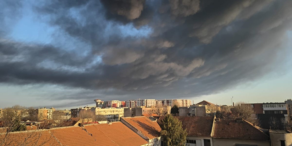 Incendiul de proporții de la fabrica de polistiren din Arad a generat alarmă în rândul localnicilor și autorităților, fiind necesară emiterea unui mesaj de avertizare prin sistemul Ro-Alert pentru a informa populația din zona afectată