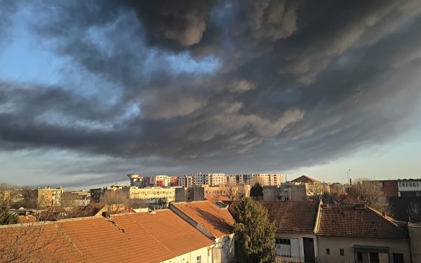 Incendiul de proporții de la fabrica de polistiren din Arad a generat alarmă în rândul localnicilor și autorităților, fiind necesară emiterea unui mesaj de avertizare prin sistemul Ro-Alert pentru a informa populația din zona afectată
