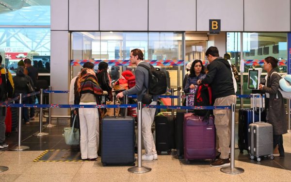 Românii cu vacanțe plătite în această perioadă pun din ce în ce mai mult sub semnul întrebării decizia de a porni în concedii, din cauza tensiunilor internaționale și a riscului de conflict armat în proximitatea Europei
