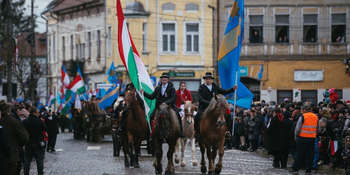 Președintele Ungariei, Tamas Sulyok, în vizită simbolică la Târgu Secuiesc pentru Ziua Maghiarilor de Pretutindeni Într-o demonstrație clară a legăturii tradiționale și a susținerii pentru comunitățile maghiare din România, președintele Ungariei, Tamas Sulyok, va fi prezent duminică în orașul Târgu Secuiesc pentru a participa la evenimentele dedicate Zilei Maghiarilor de Pretutindeni și comemorării Revoluției de la 1848-1849
