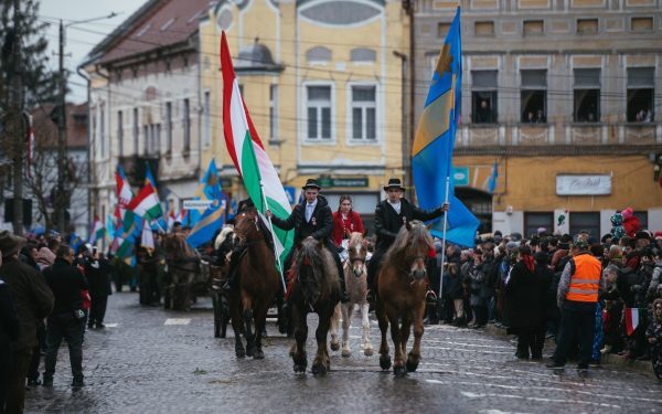 Președintele Ungariei, Tamas Sulyok, în vizită simbolică la Târgu Secuiesc pentru Ziua Maghiarilor de Pretutindeni Într-o demonstrație clară a legăturii tradiționale și a susținerii pentru comunitățile maghiare din România, președintele Ungariei, Tamas Sulyok, va fi prezent duminică în orașul Târgu Secuiesc pentru a participa la evenimentele dedicate Zilei Maghiarilor de Pretutindeni și comemorării Revoluției de la 1848-1849