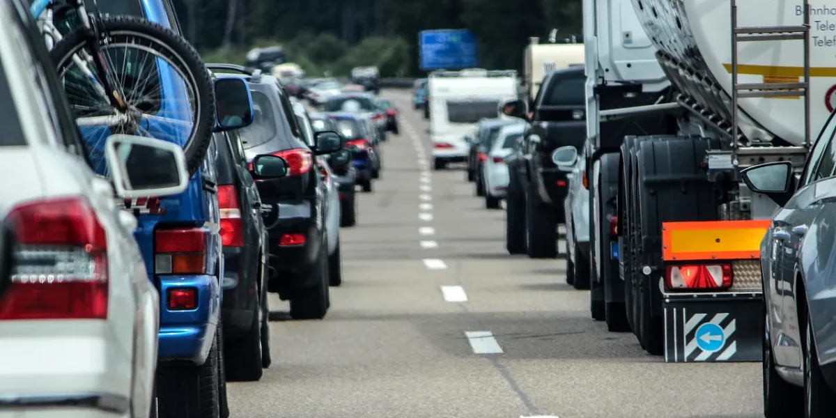 Restricții majore de circulație pentru camioane în perioada sărbătorilor pascale Centrul INFOTRAFIC din Inspectoratul General al Poliției Române a anunțat restricții de circulație pentru autovehiculele de mare tonaj în perioada 9-13 aprilie, pe trei artere rutiere importante din țară