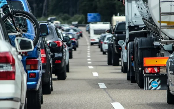 Restricții majore de circulație pentru camioane în perioada sărbătorilor pascale Centrul INFOTRAFIC din Inspectoratul General al Poliției Române a anunțat restricții de circulație pentru autovehiculele de mare tonaj în perioada 9-13 aprilie, pe trei artere rutiere importante din țară