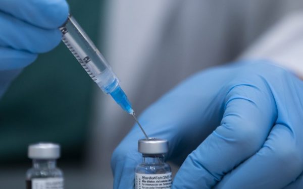 Propunere ȘOC: Românii vaccinați cu Pfizer, fără muncă, vor primi 1200 euro/lună