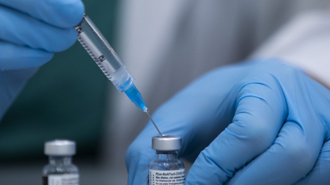 Propunere ȘOC: Românii vaccinați cu Pfizer, fără muncă, vor primi 1200 euro/lună