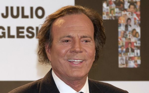 Judecătoria din Madrid a admis recent o contestație a avocatului lui Julio Iglesias, solicitând accesul la detalii despre o anchetă penală începută pe numele cântărețului, după ce acesta a fost implicat într-o serie de acuzații grave