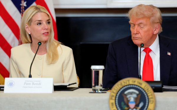 Un semnal pentru sistemul nostru de justiție: implicațiile întârzierii transparenței și responsabilității în dosarele de corupție și abuz Ultimele schimbări din conducerea agențiilor federale din Statele Unite ale Americii, precum și controversele care au însoțit aceste mutări, aduc în discuție o problemă adesea ignorată în România: modul în care instrumentele justiției funcționează pentru a apăra statul de drept și încrederea cetățenilor în instituțiile statului