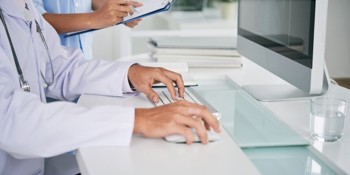 Procurorii Parchetului de pe lângă Judecătoria Iași au dispus trimiterea în judecată a unui medic neurochirurg suspectat de înșelăciune, după ce ar fi indus în eroare un pacient pentru a obține sume importante de bani