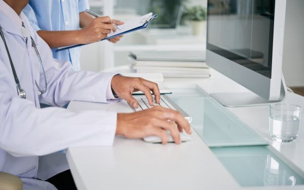 Procurorii Parchetului de pe lângă Judecătoria Iași au dispus trimiterea în judecată a unui medic neurochirurg suspectat de înșelăciune, după ce ar fi indus în eroare un pacient pentru a obține sume importante de bani